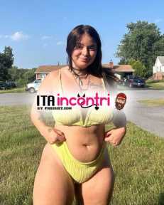 una ragazza bellissima carina molto attraente molto curata.